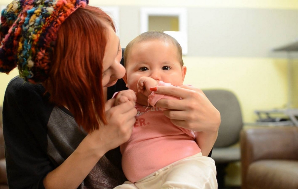 dziecko_na_kolanach_matki